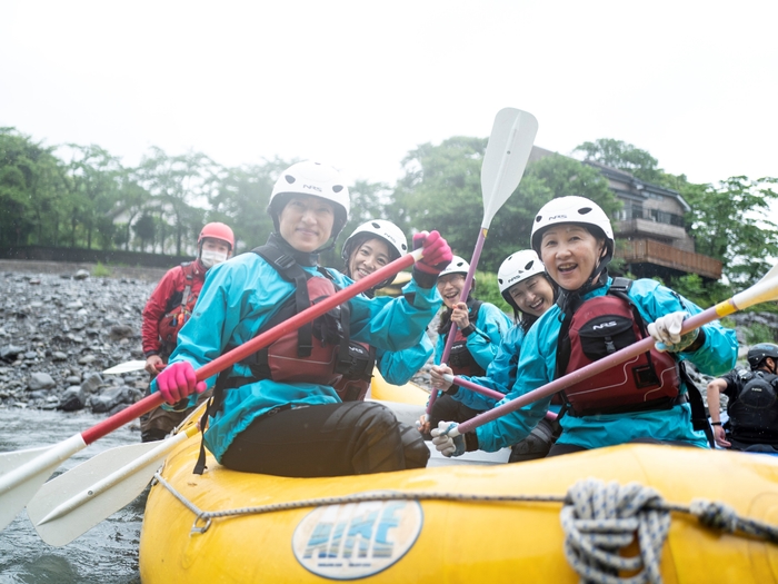 お姉さんたちはパドルでピース?