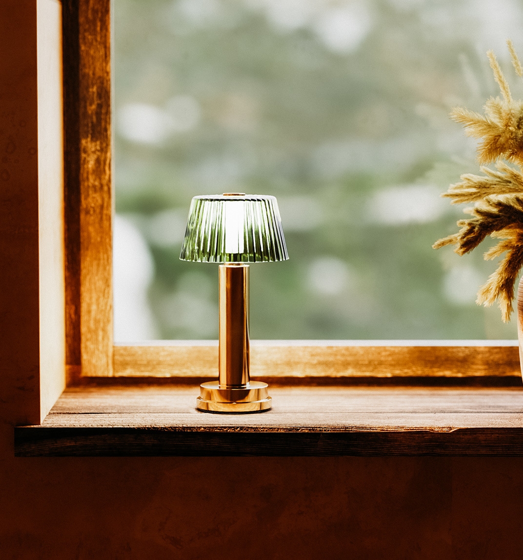 新製品「Victoria Glass」を販売開始 充電式コードレスランプの