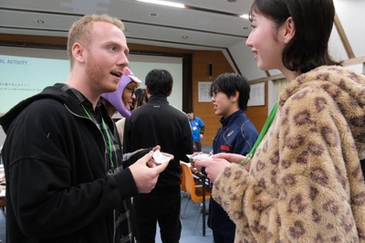(海外の留学生と交流する中学生)