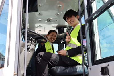 トーイングカーの運転席に同乗した学生たち