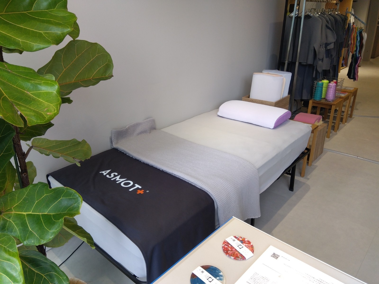 大丸松坂屋百貨店が運営する複合型体験ストア「明日見世」に出品中。
ASMOTのプレミアム枕「スリープマージピロー」体験機会は4月28日（火）まで
～見て・触れて"自分に合った眠り"と出会う