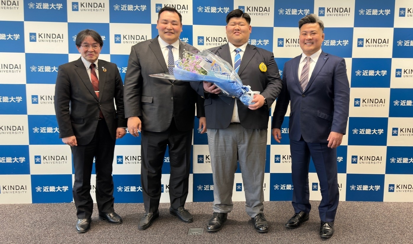 記者会見での記念撮影の様子(左から、相撲部部長 山口仁宏、音羽山親方、浦山秀誠選手、相撲部監督 阿部智志)