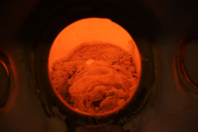 ガラスが炉で溶ける様子