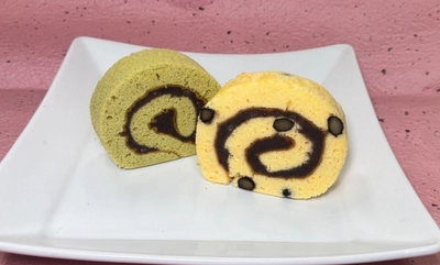経営学部生と人気和菓子店がロールケーキ風和菓子を共同開発　精華町特産のケール使用「精華ロール」と、「黒豆ロール」を限定販売
