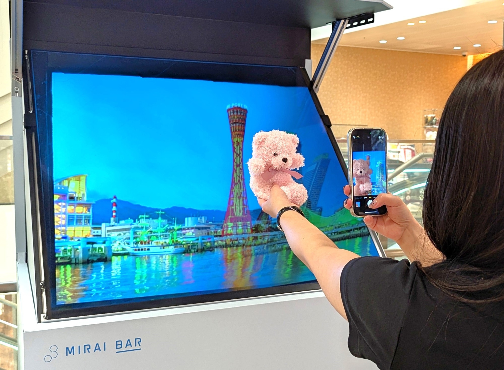 空中ディスプレイで映画館ロビーが“未来の体験空間”に