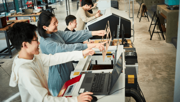 3Dプリンタでパズルを作成する学生の様子