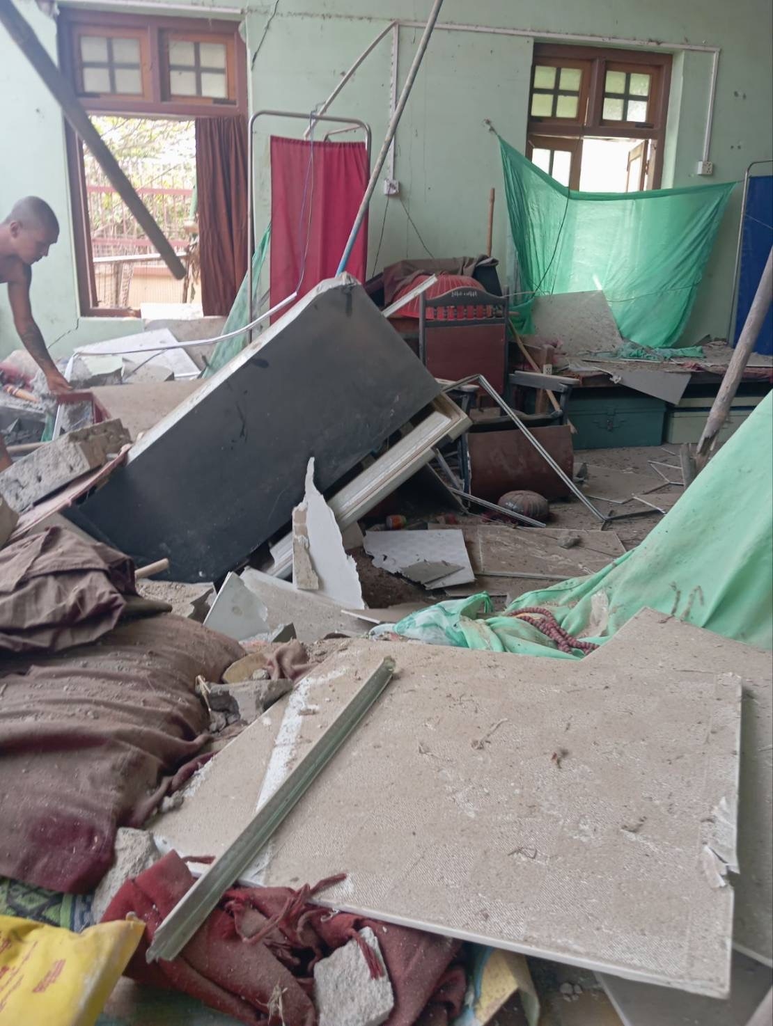 落下した天井や医療器具が散乱するマンダレーの診療所=岡田茂理事長提供