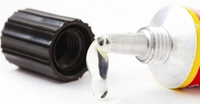 日本の接着剤・シーラント市場は、2033年までに60億米ドルに達し、年平均成長率（CAGR）4.30%で成長すると予測されている。