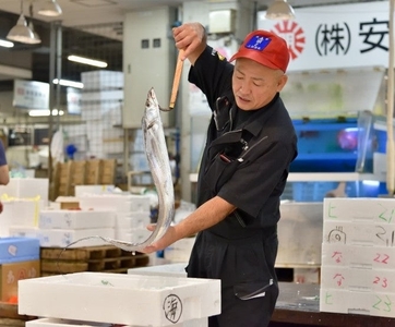 市場で自ら作業する上田社長