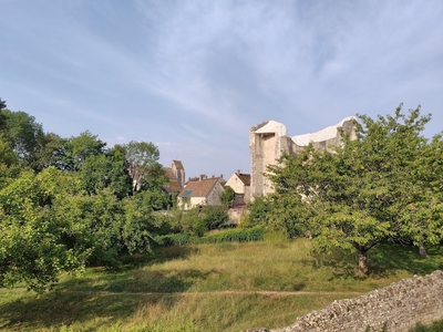 グレー風景　石橋から12世紀の塔を望む