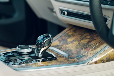 革の表面に箔を施して裁断し、絹の経糸と織り上げるという独自の技法を用いたフロント・アームレスト