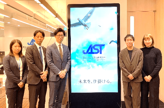 左から日本システム技術GAKUEN事業部広報担当:田端、カスタマーリレーション部部長:野嶋、執行役員:落合、やるかやらんか代表:西、広報担当:大橋