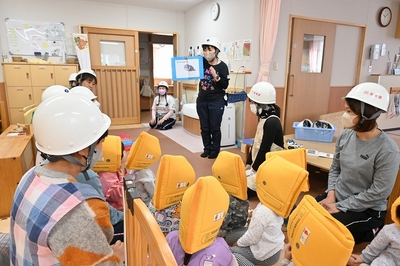 訓練の説明を聞く園児たちの様子