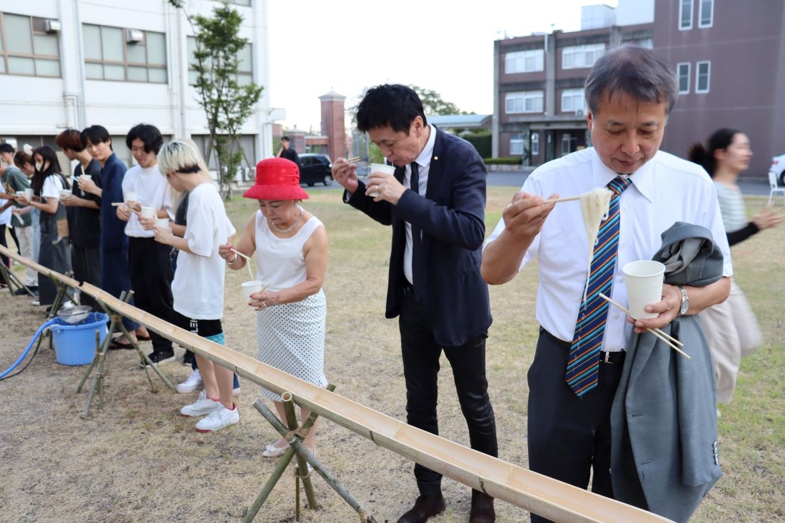 榊原ガバナー(右端)も学生たちと舌鼓