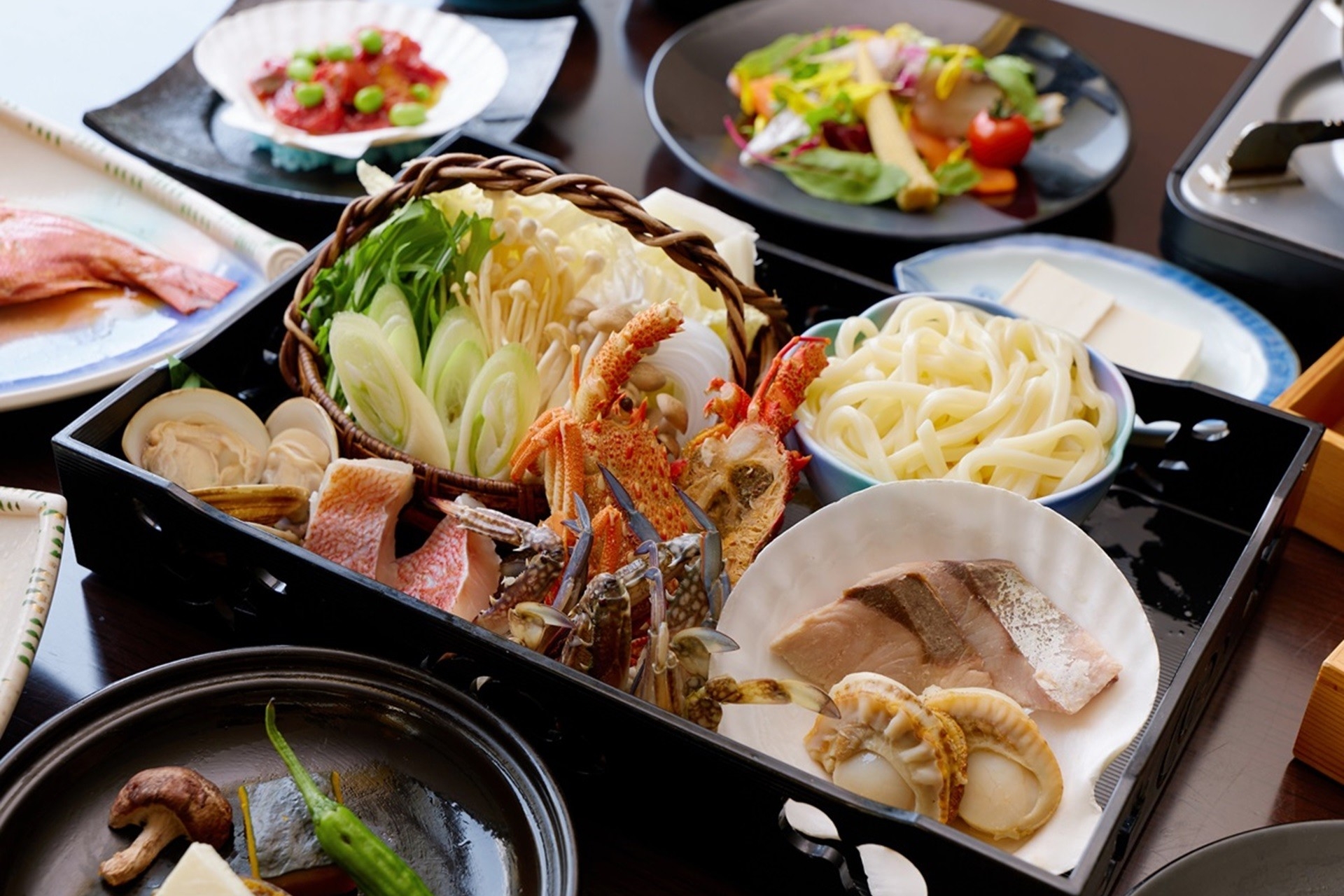 季節の旬を味わう会席料理、朝食は和朝食