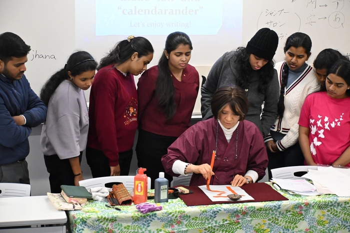 講師の稲原さんから筆使いなどの説明を聞く