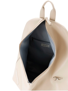 ワイドな開口部で、13インチPCもすっぽり入る