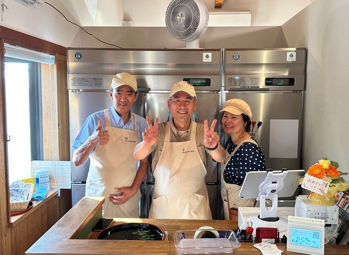 玉木夫妻（正面、右）と仲西さん（左）