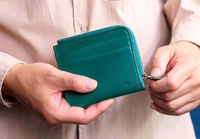 レザーx深みのあるレトロなグリーンカラーは新鮮。コンパクトサイズのお財布は「カラー」にも挑戦しやすい。