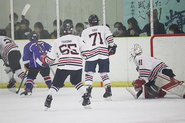 懸命にパックを追う附属高の選手たち=少年1回戦