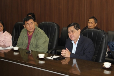 人材派遣などの連携協力を要請するセサンテ市長（右）