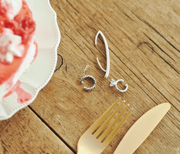 左から順に Thick Twist EarCuff ¥13,200、Sardine EarCuff ¥19,800、Large Zirconia EarCuff ¥13,200