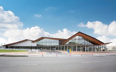 北海道日高町の新拠点「とみくる」にてTBS 系日曜劇場『ザ・ロイヤルファミリー』公式コラボグッズ販売＆アニメ『ウマ娘 シンデレラグレイ』とのコラボキャラクターパネル展示決定  