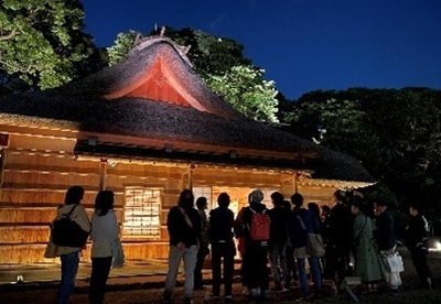 お月見特別ガイドツアーの様子