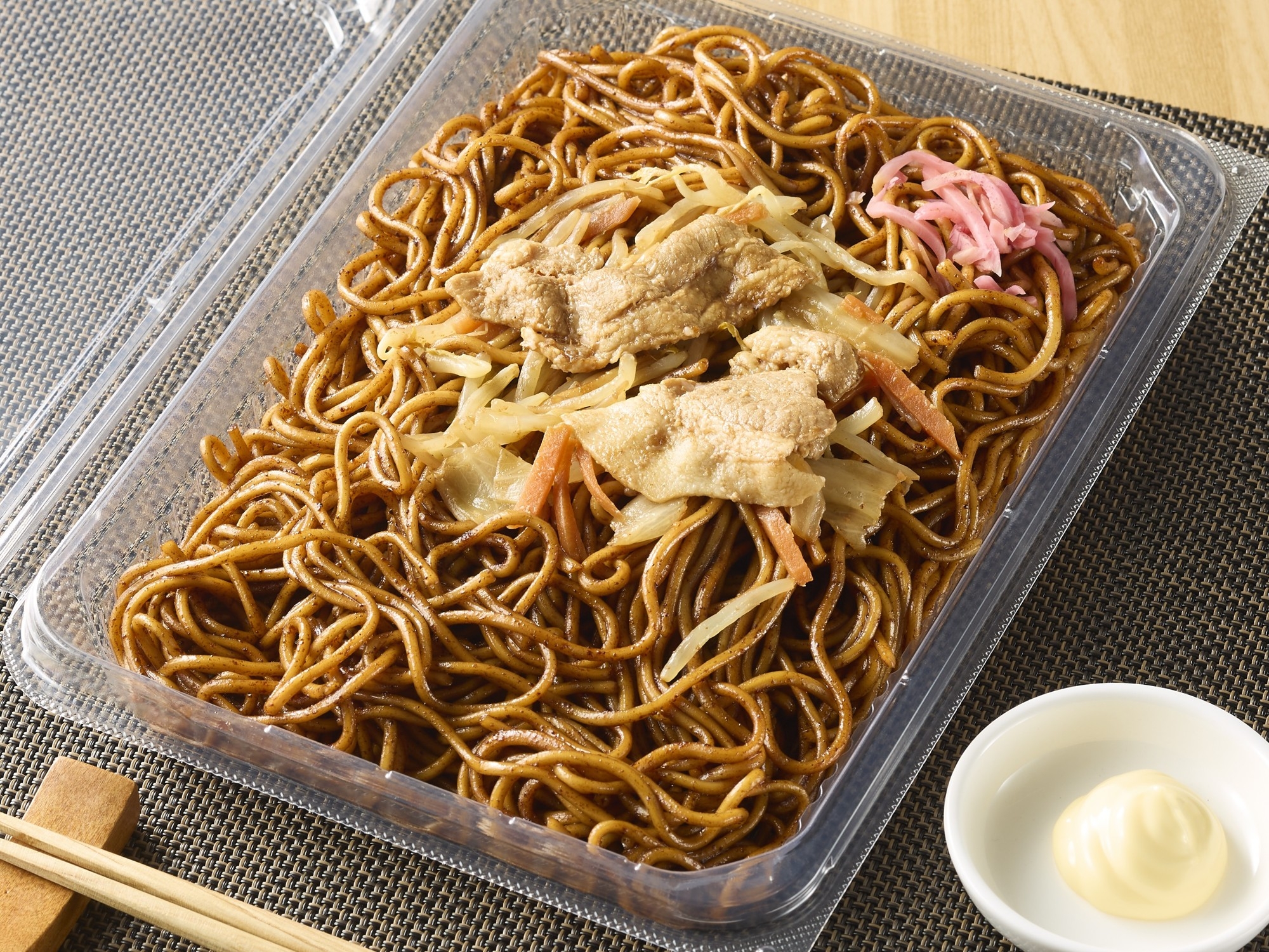 期間限定‼　お値段そのまま‼
「大盛　ソース焼そば（マヨネーズ付）」　麺２０％増量（当社従来品比）
「ツナたまごサンド」　ツナサラダ・たまごサラダ４０％増量（当社従来品比）　