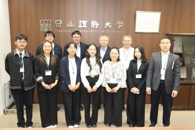 平野学長（後列右から2人目）を表敬訪問した新モンゴル工科、モンゴル国立教育両大学の一行