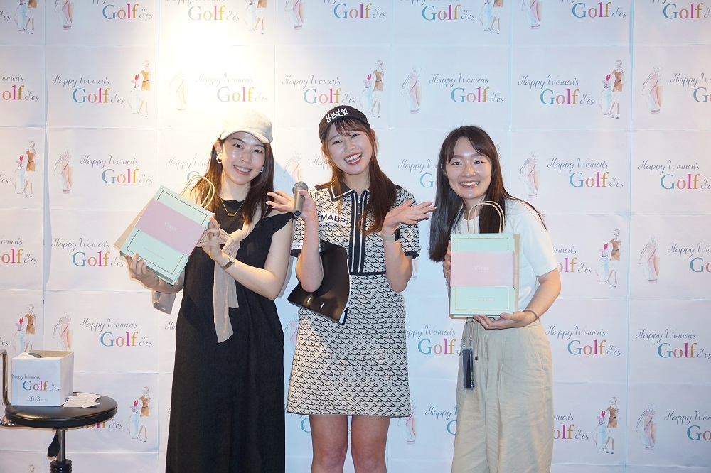 当選されたお客様と、MCのかえでさん(写真中央)