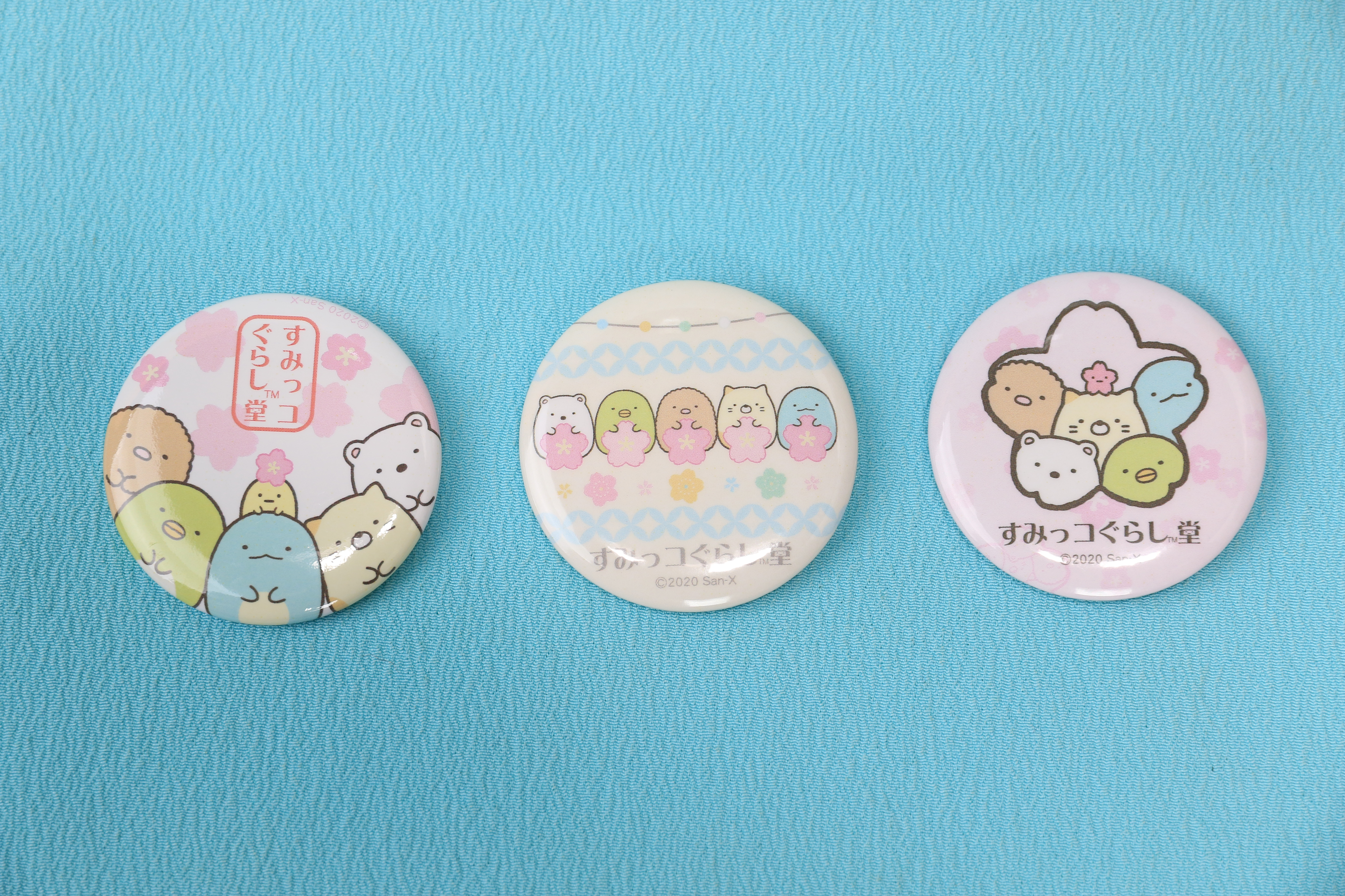 「缶バッジ」各330円(税込み))