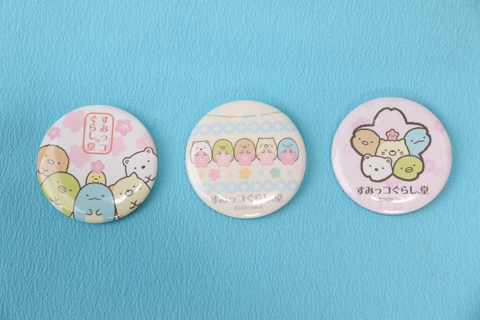 「缶バッジ」各330円(税込み))