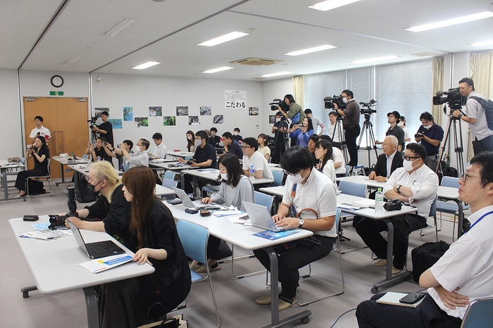 会場には約20のテレビ・新聞・通信各社が駆け付けました