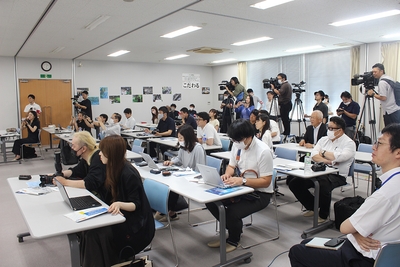 会場には約20のテレビ・新聞・通信各社が駆け付けました