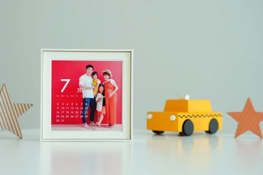 フォトギフトサービス“OKURU”とのコラボ企画！HAPISTAで撮影した写真を入れて飾れる、手のひらサイズのカレンダー「写真でつくるカレンダー」