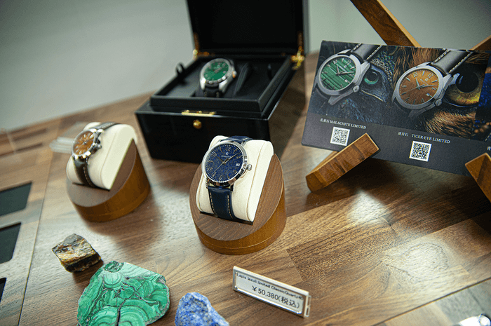 鉱石の文字盤で作られた腕時計