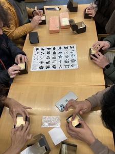 石川県観光物産館での金箔貼り体験の様子