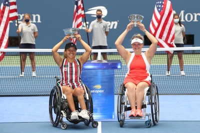 車いすテニス部門 ダブルス優勝：上地結衣選手（左）・ジョーダン・ワイリー選手（右）