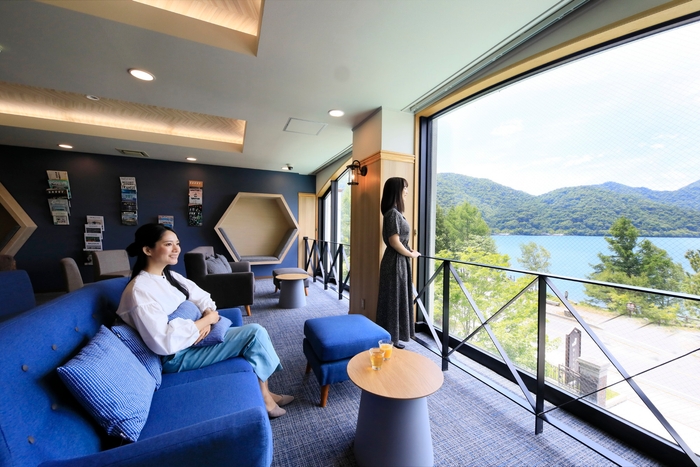 中禅寺湖が目の前に広がるラウンジ
