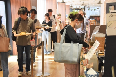 天白キャンパス「Green Bakery BOOK CAFE」では開店と同時に列ができる盛況ぶり
