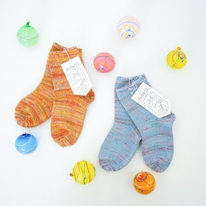 綿糸2本、キラキラかすり糸、和紙糸の計4本で編まれたオリジナルくつ下