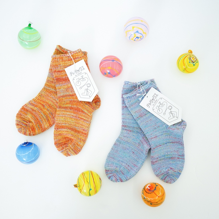 綿糸2本、キラキラかすり糸、和紙糸の計4本で編まれたオリジナルくつ下