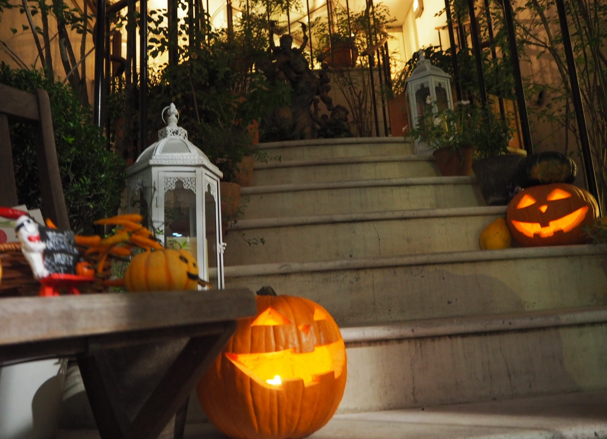 白亜の一軒家レストランがハロウィンだけ魔女の家に!