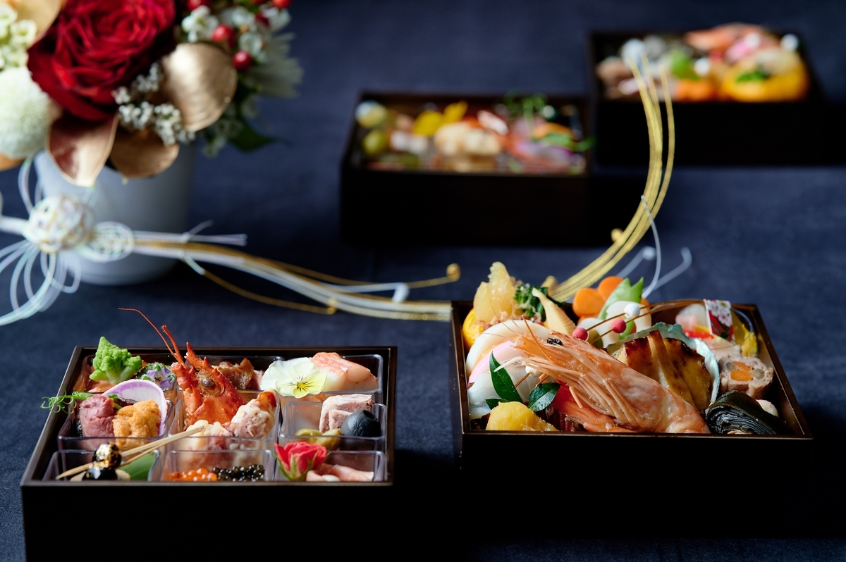 ”鮑”や“天使の海老”など豪華食材を使用した「出来立て」のおせち料理をテイクアウト! レストランのシェフが腕を振るう、新年を祝うにふさわしい彩り鮮やかな二段重