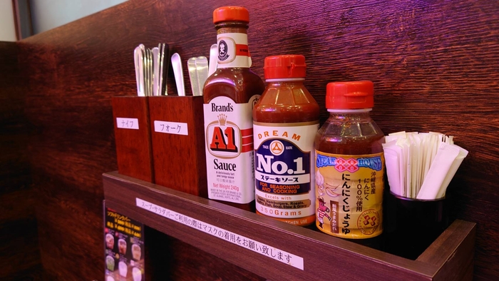 調味料棚 上段にはソース類がある