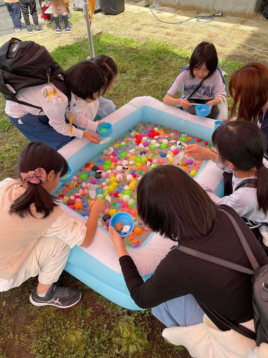 遊びコーナーでは人形すくいや輪投げがあります