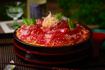 漬けにすることでねっとりとした食感で旨味を増すカツオと酢飯の相性をお楽しみください