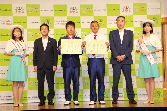 委嘱状を受け取ったU字工事の福田さん(左)・益子さん(右)