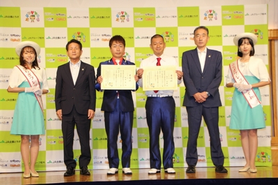 委嘱状を受け取ったＵ字工事の福田さん(左)・益子さん(右)